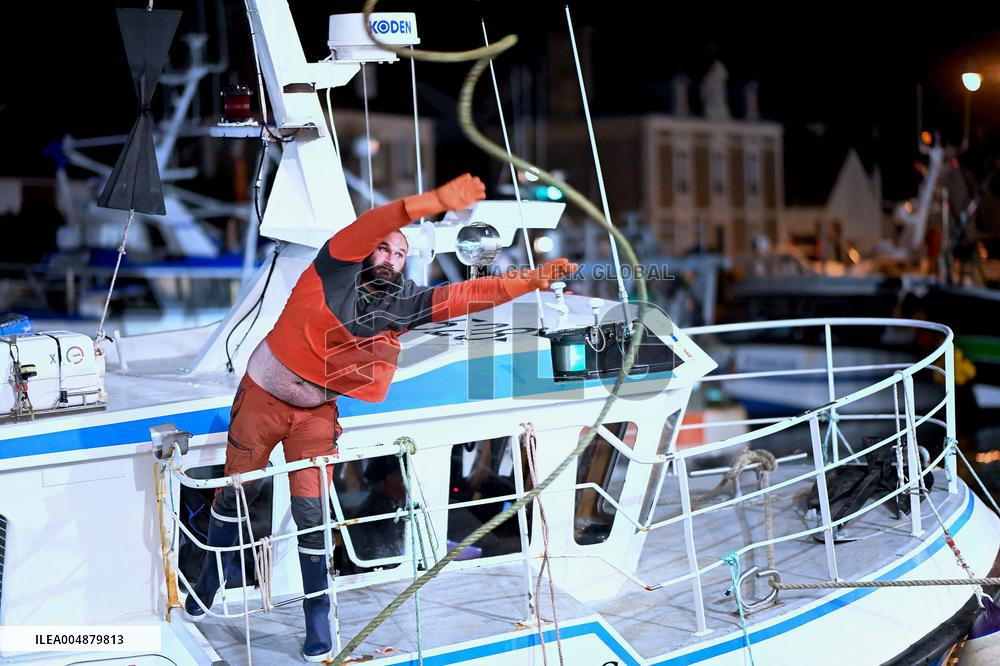 Return From Scallop Fishing - Port-En-Bessin. FC