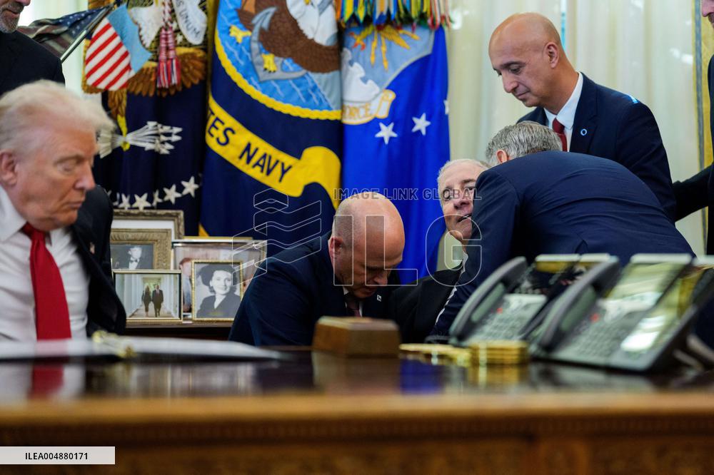 Donald Trump Announces Drug Pricing Deal With Pharma Giants - DC