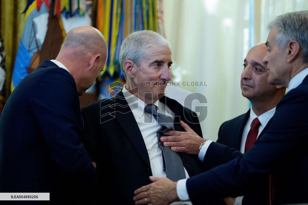 Donald Trump Announces Drug Pricing Deal With Pharma Giants - DC