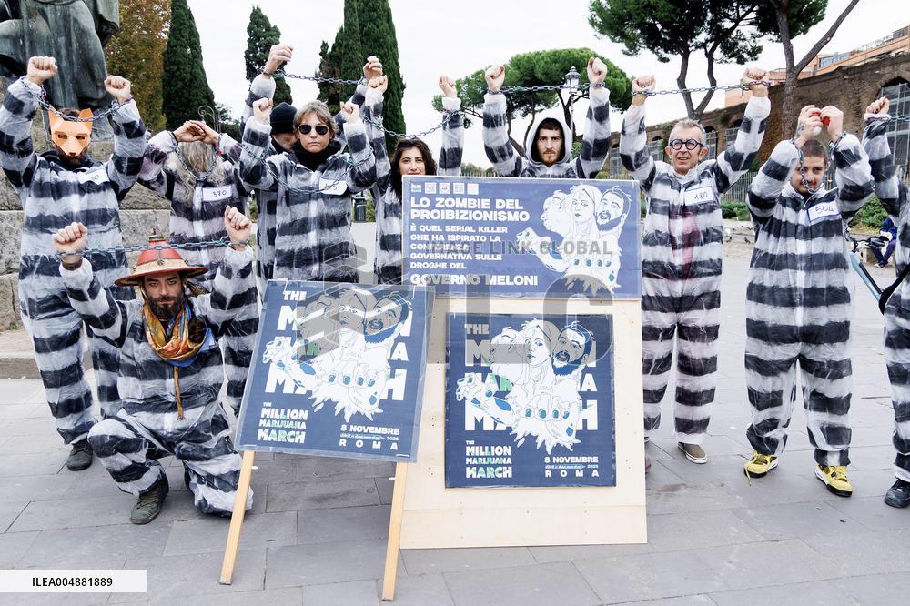 Flash Mob for Legalization of Soft Drugs - Rome