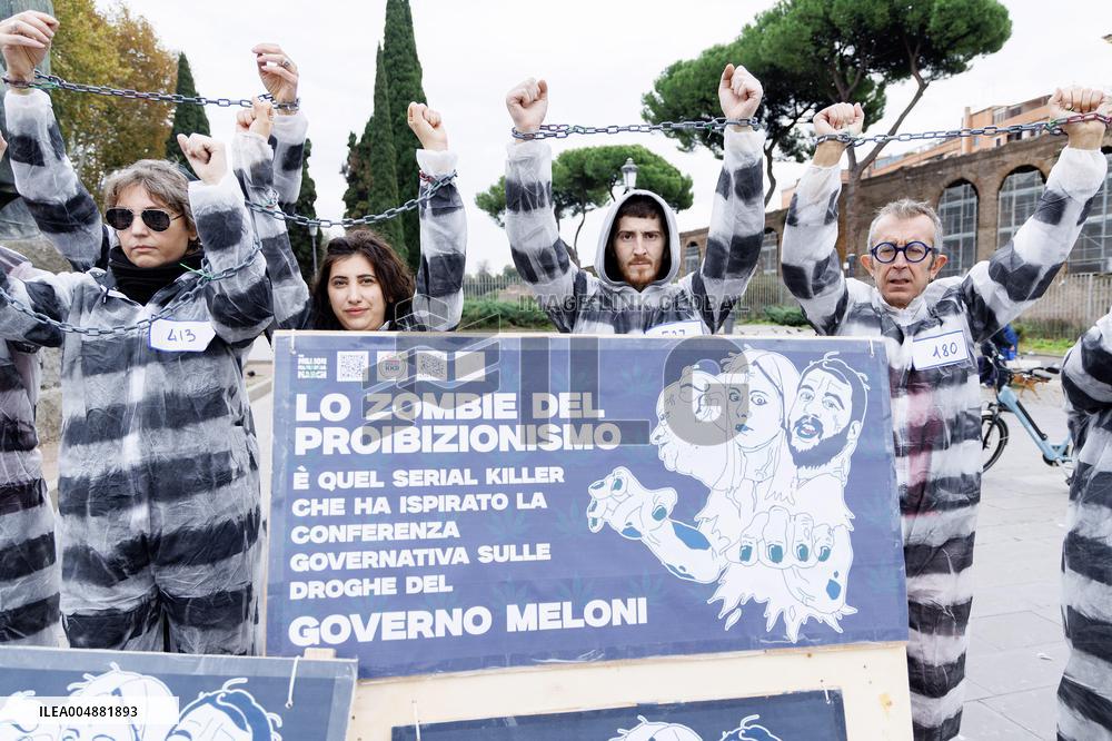 Flash Mob for Legalization of Soft Drugs - Rome