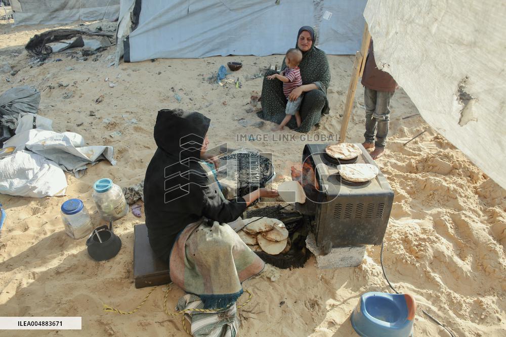 Gaza Scrap Search Amid Crisis