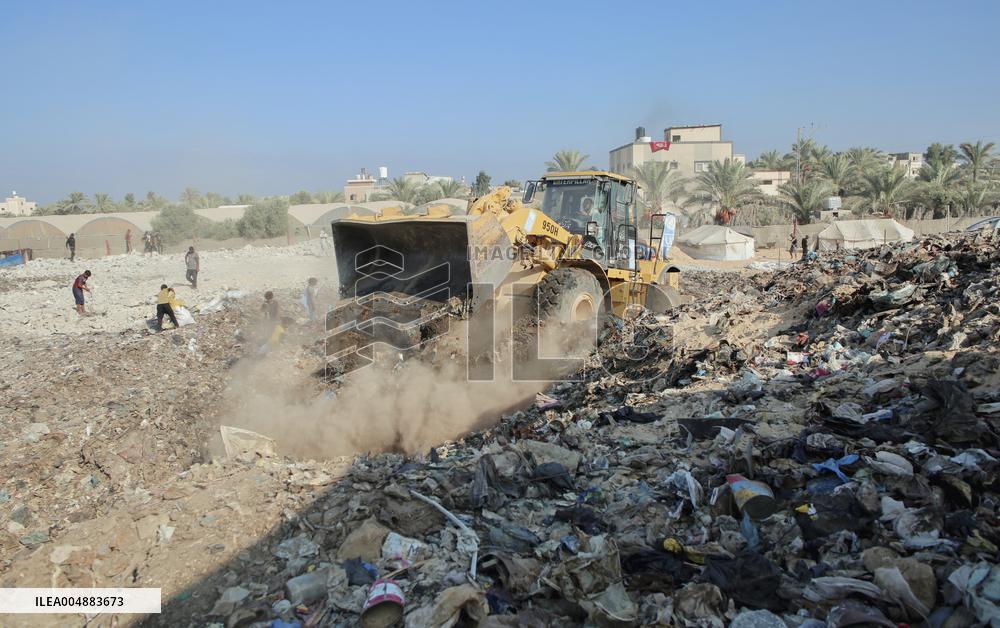 Gaza Scrap Search Amid Crisis