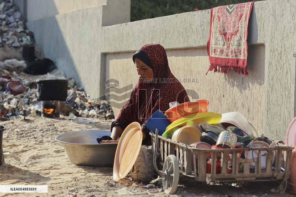 Gaza Scrap Search Amid Crisis