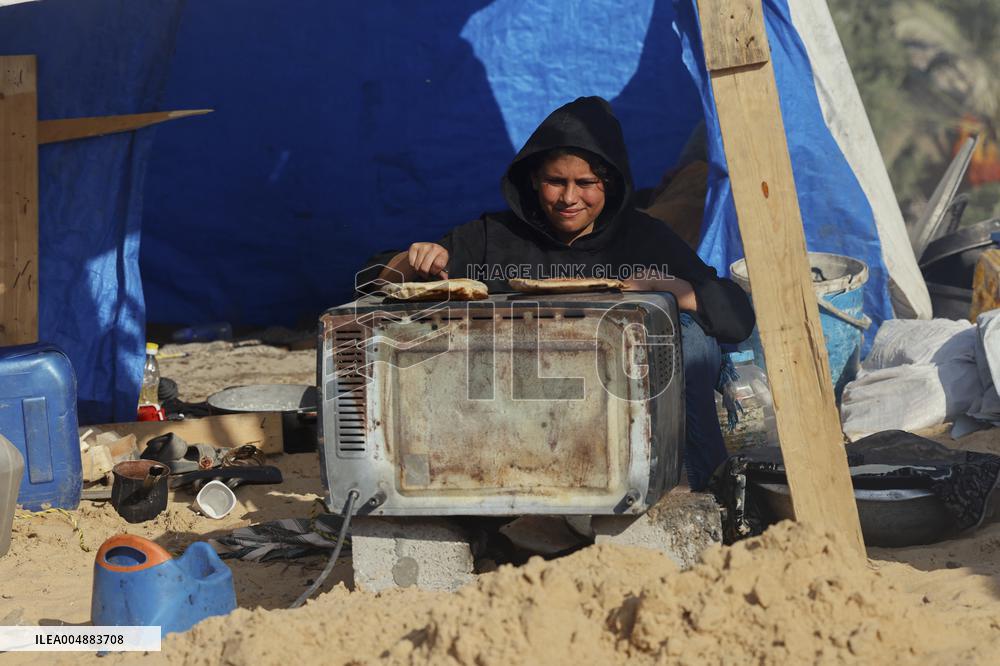 Gaza Scrap Search Amid Crisis