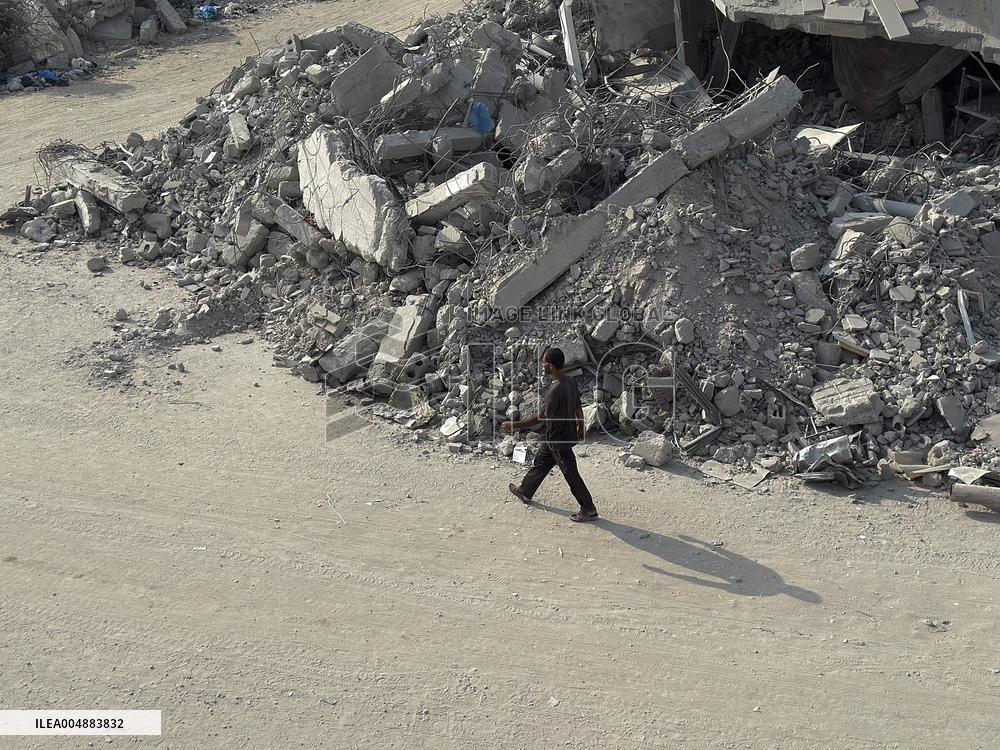 Gaza Man Rebuilds Bombed Bakery - Gaza Strip