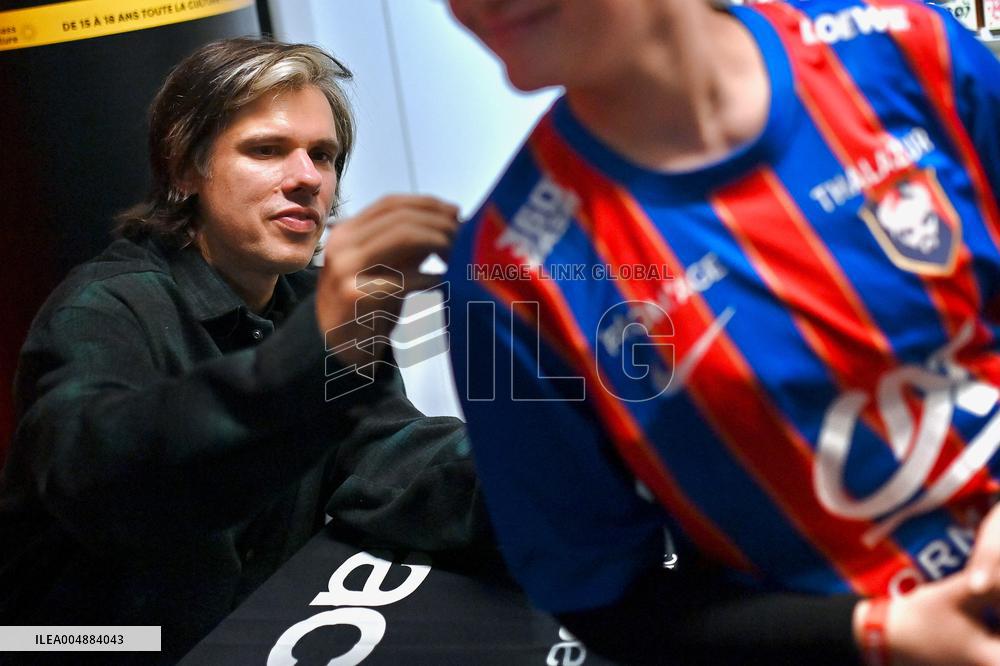 Orelsan dedicaces Caen. FC