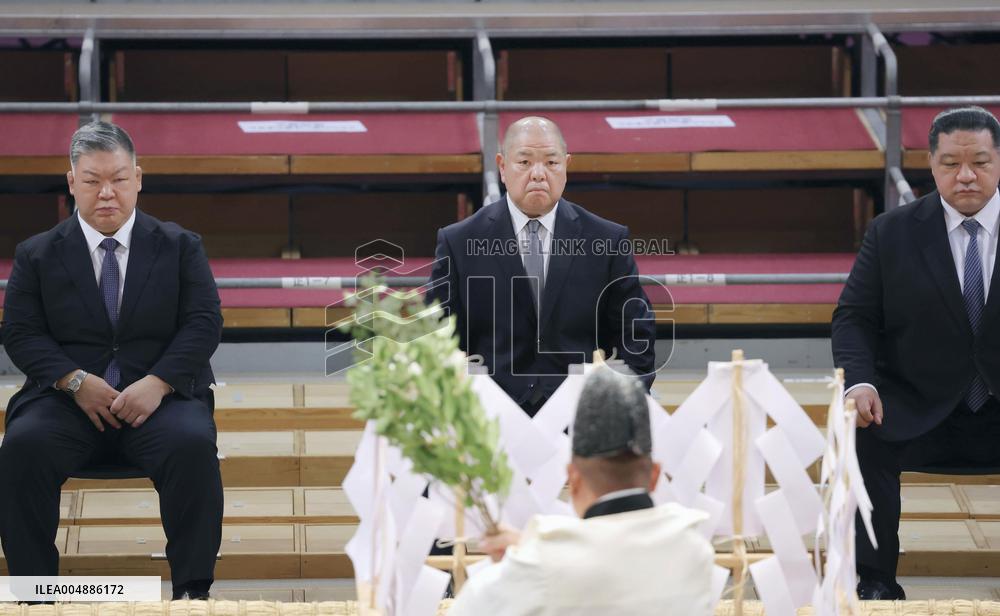 Sumo: Ritual ahead of Kyushu tournament