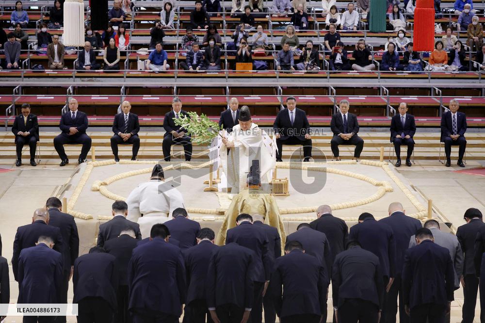 Sumo: Ritual ahead of Kyushu tournament