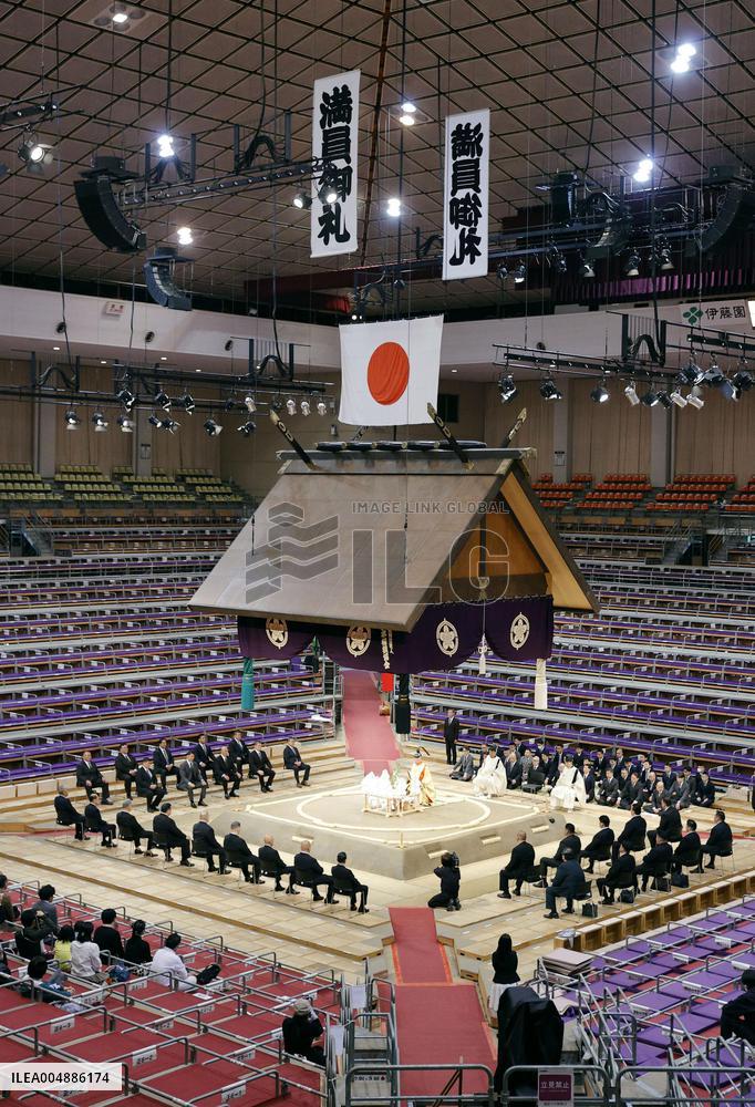 Sumo: Ritual ahead of Kyushu tournament
