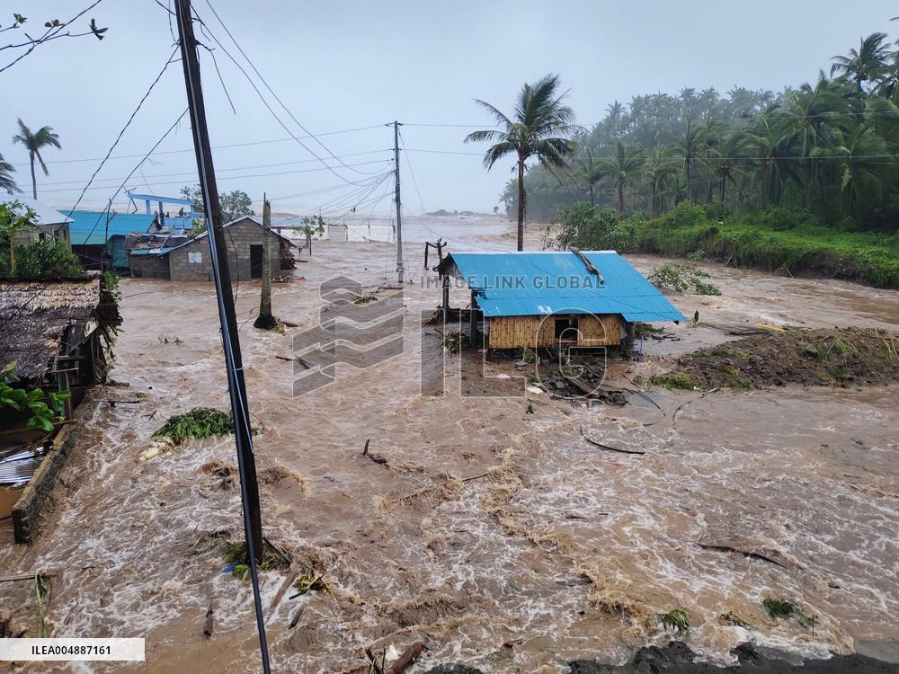 Typhoon Fung-wong strikes Catanduanes Province - Philippines