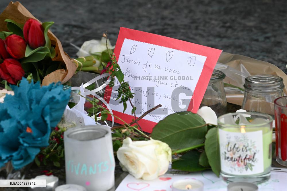 Dix ans apres les attentats du 13 Novembre, les Parisiens se recueillent place de la Republique.