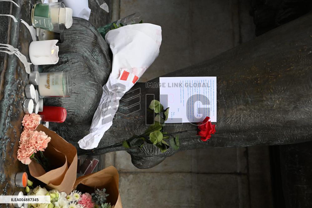 Dix ans apres les attentats du 13 Novembre, les Parisiens se recueillent place de la Republique.