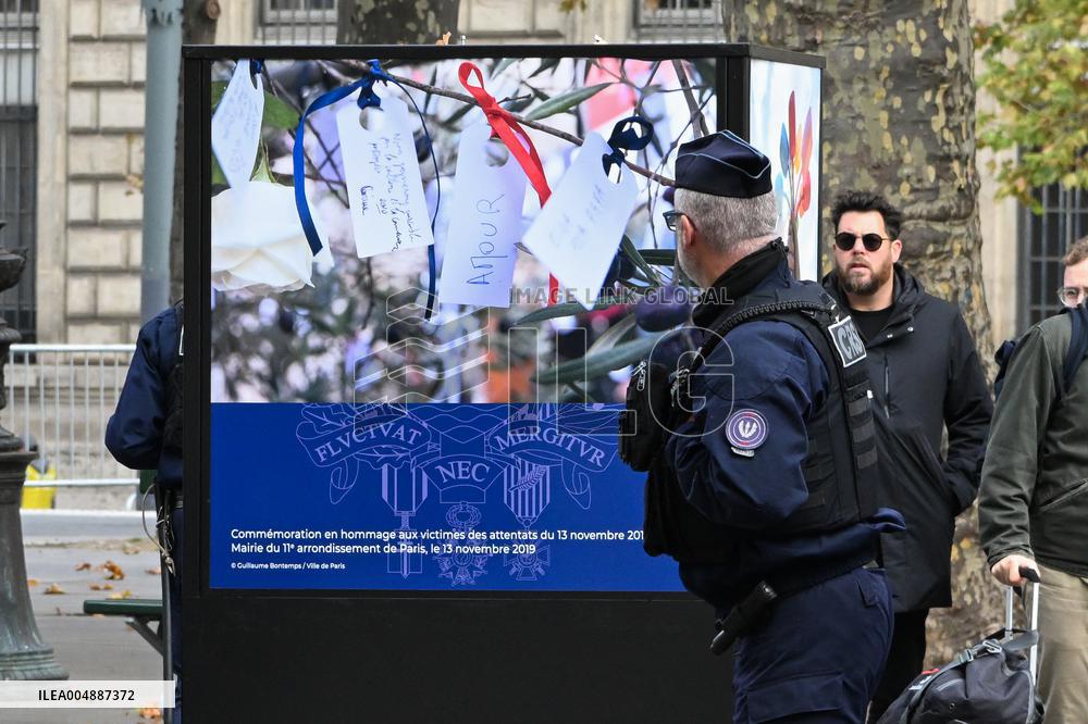 Dix ans apres les attentats du 13 Novembre, les Parisiens se recueillent place de la Republique.