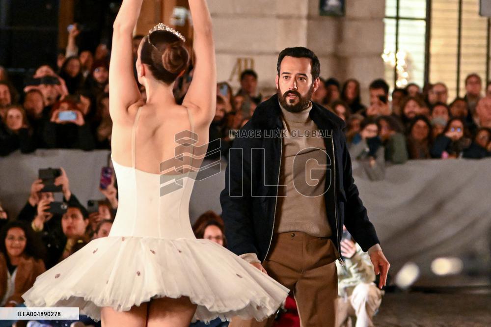 Christmas Lights Illuminate Faubourg Saint Honore - Paris