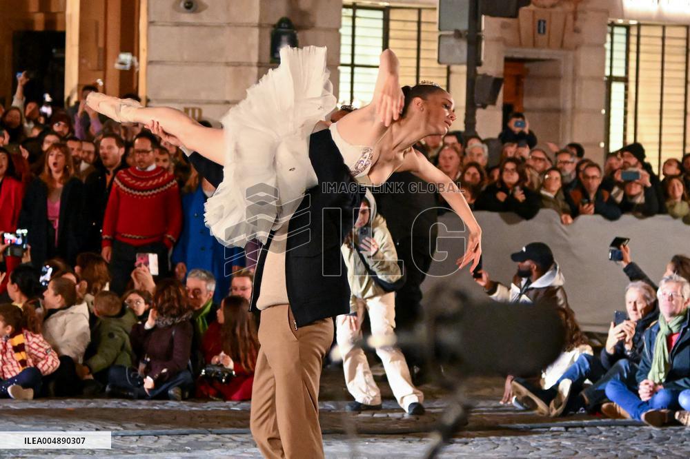Christmas Lights Illuminate Faubourg Saint Honore - Paris