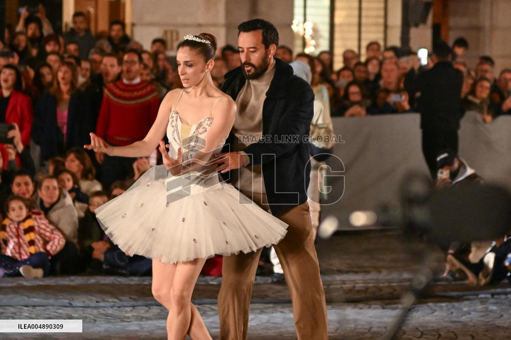 Christmas Lights Illuminate Faubourg Saint Honore - Paris