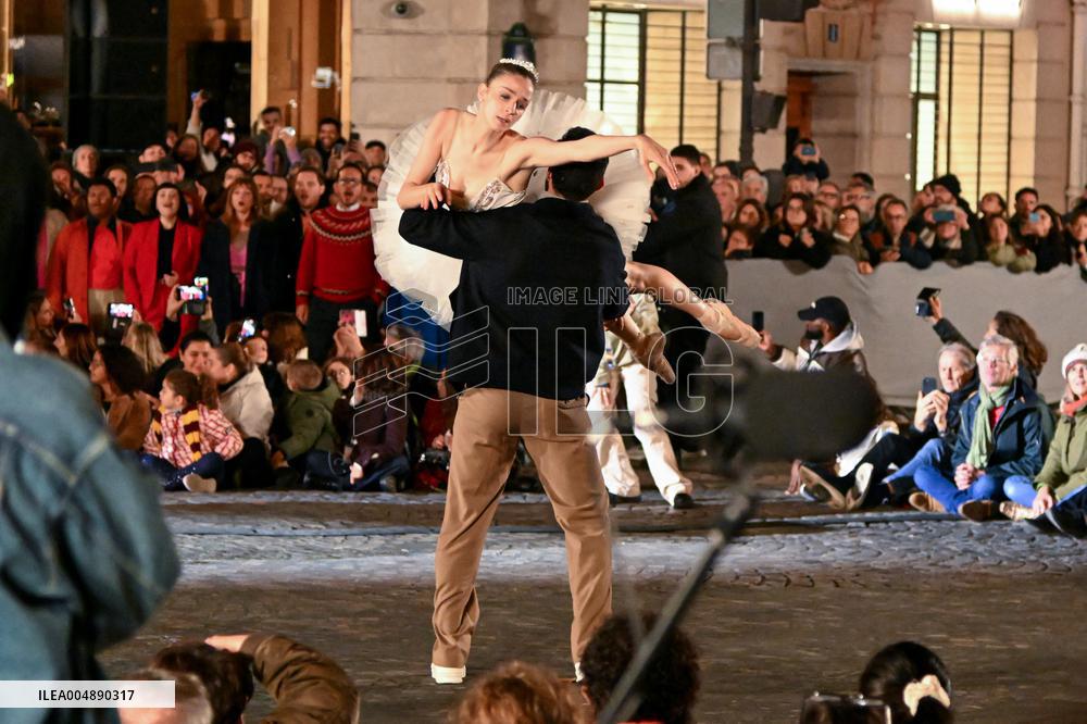 Christmas Lights Illuminate Faubourg Saint Honore - Paris