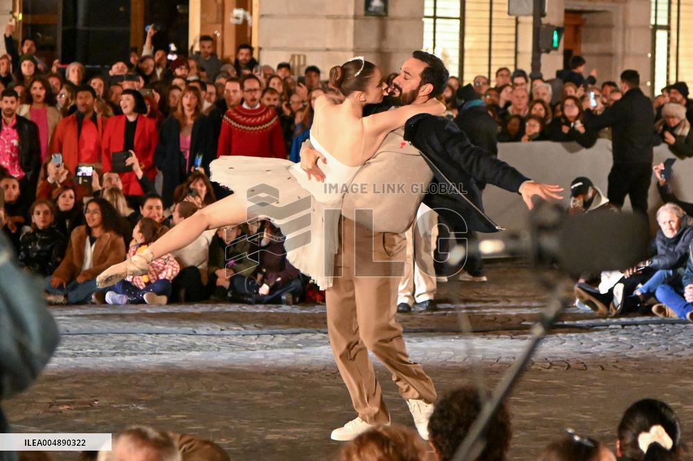Christmas Lights Illuminate Faubourg Saint Honore - Paris
