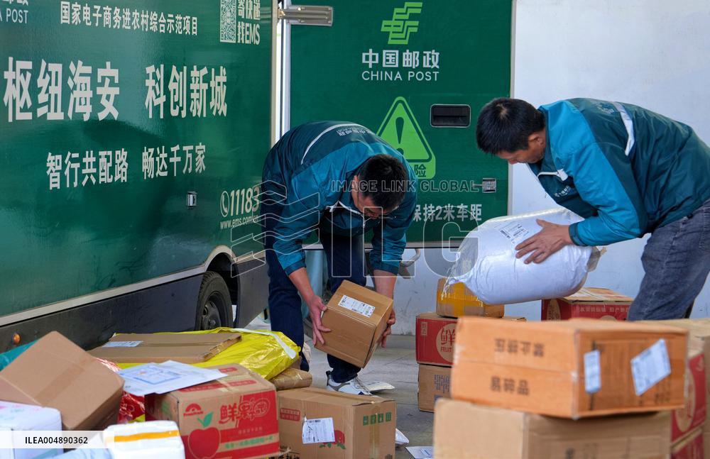 Unmanned Express Delivery Vehicle