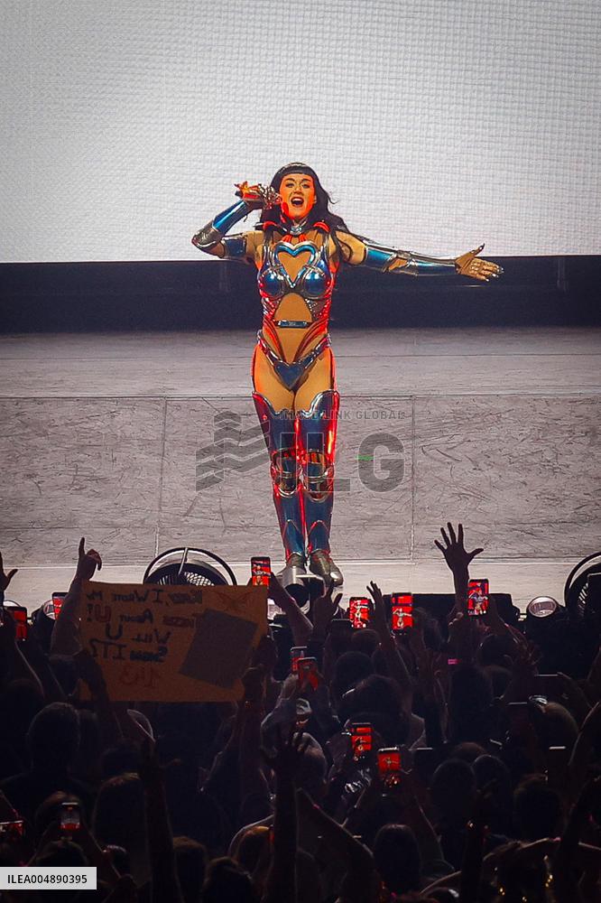 Katy Perry Performs in Barcelona