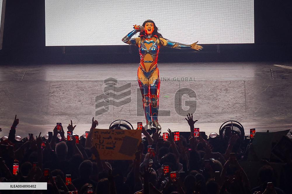 Katy Perry Performs in Barcelona