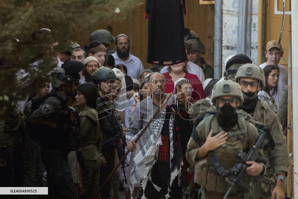 Settlers Storm Hebron Old City - Palestine