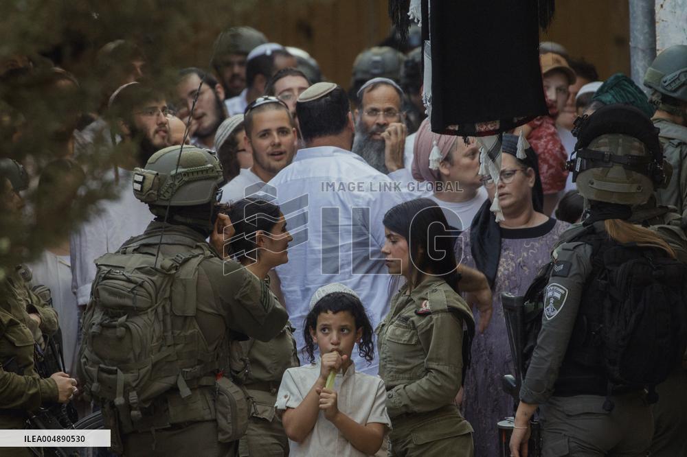 Settlers Storm Hebron Old City - Palestine