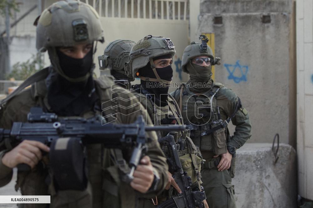 Settlers Storm Hebron Old City - Palestine