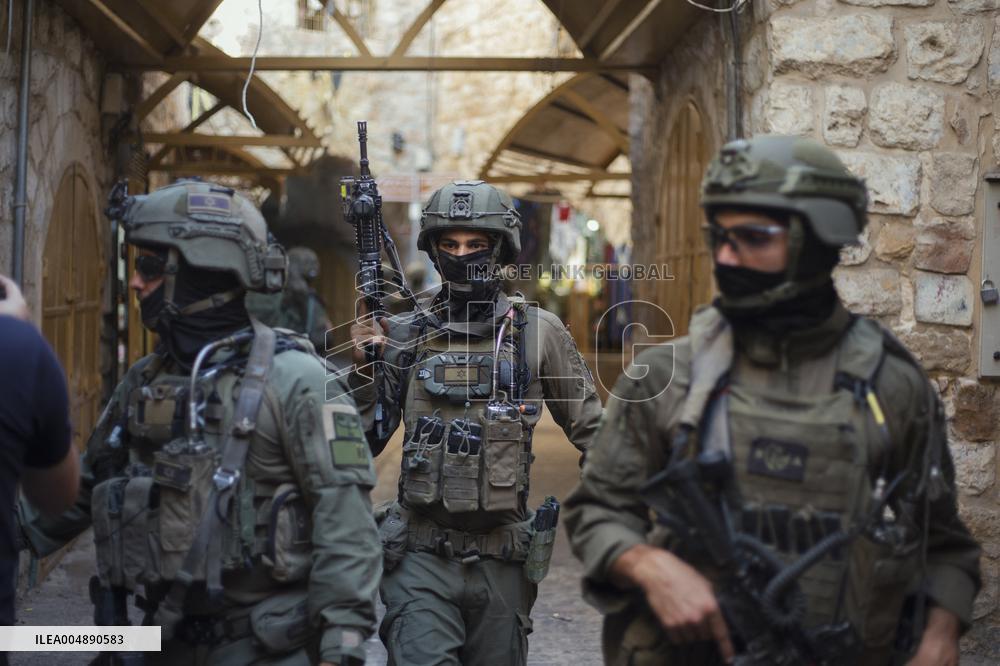 Settlers Storm Hebron Old City - Palestine