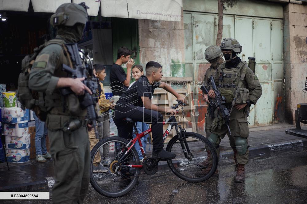 Settlers Storm Hebron Old City - Palestine