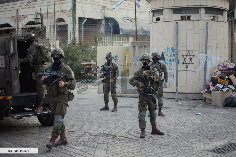 Settlers Storm Hebron Old City - Palestine