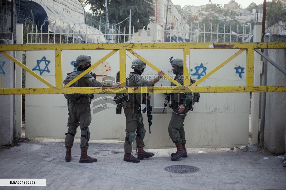 Settlers Storm Hebron Old City - Palestine