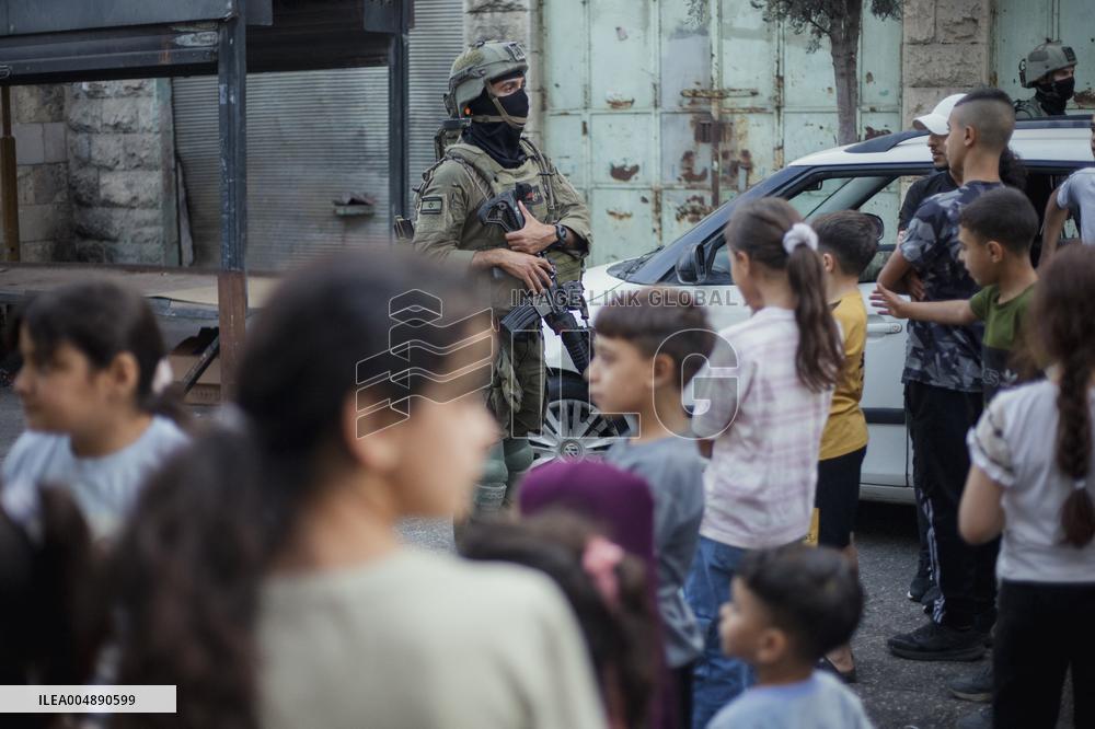 Settlers Storm Hebron Old City - Palestine
