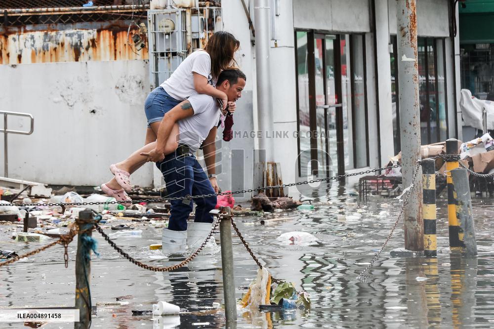 Super Typhoon Fung-Wong Evacuation - Philippines