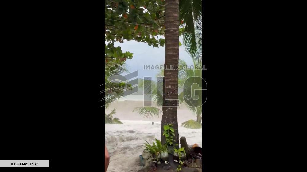 Philippines: Storm Surge Hits Coastal Area Ahead of Fung-wong Makes Landfall