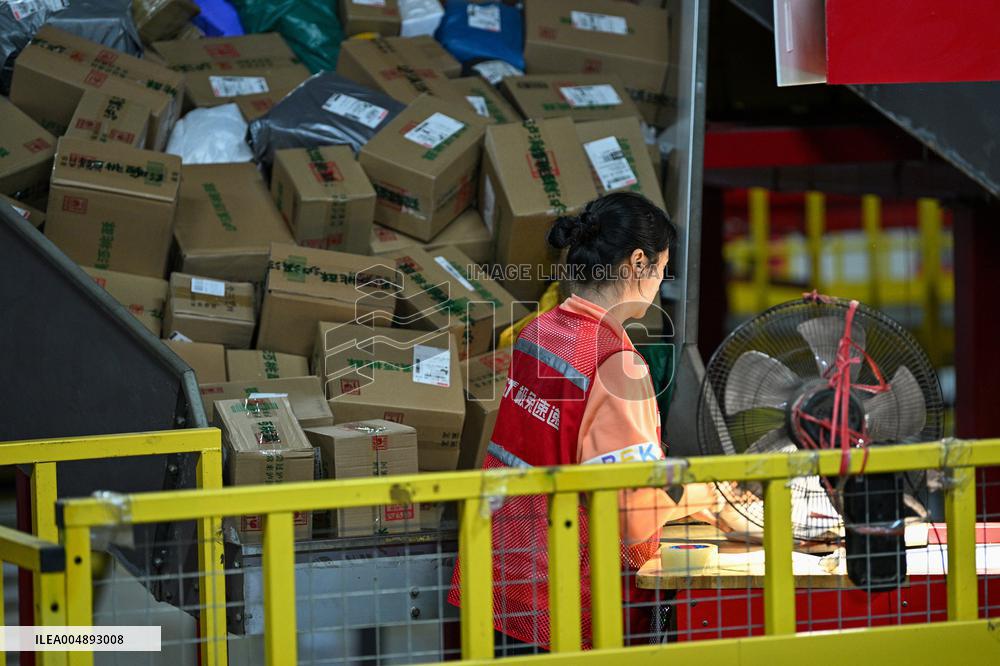 Double 11 Shopping Carnival Jitu Express Logistics Peak