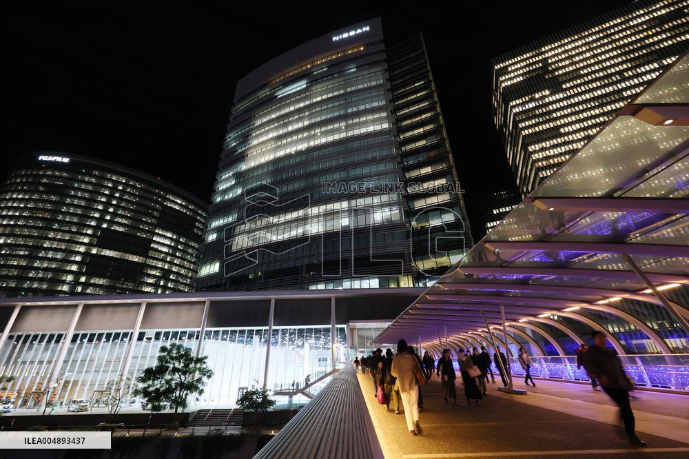 Exterior, logo, and signage of Nissan Motor Global Headquarters