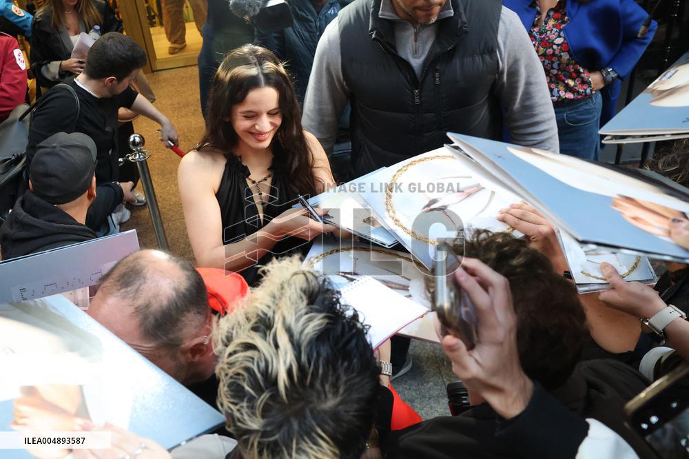 Rosalía and David Broncano on the program La Revuelta - Madrid