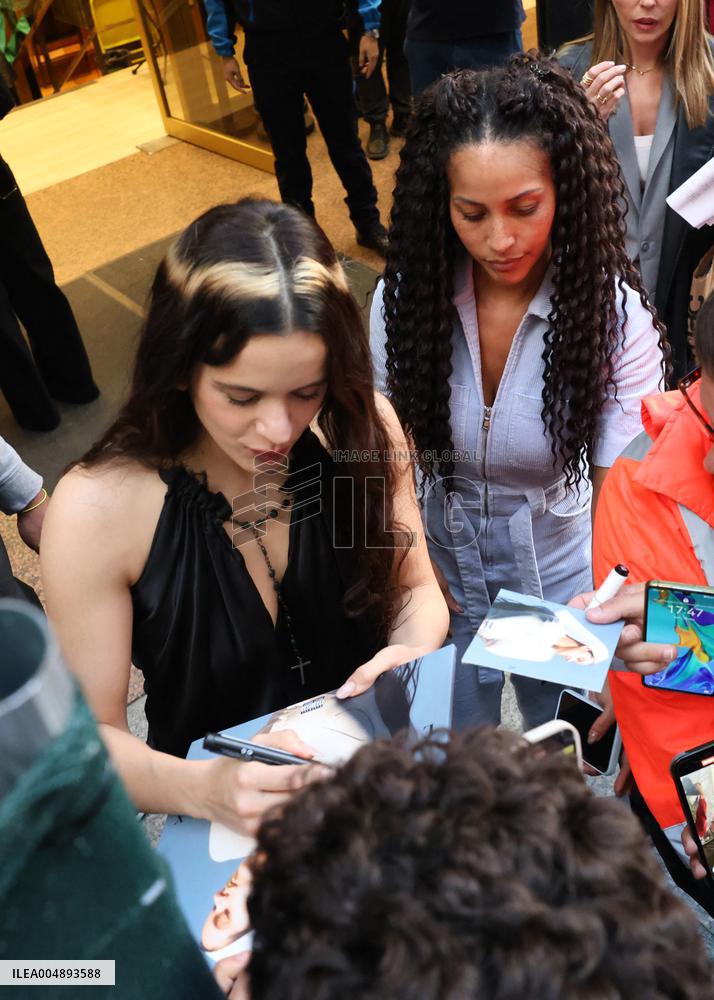 Rosalía and David Broncano on the program La Revuelta - Madrid