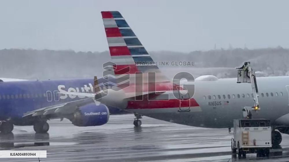US: Aircraft Deiced at Rochester Airport as Lake-Effect Snow Impacts Western NY