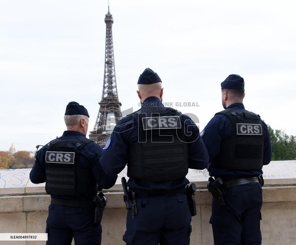 Security In Front Of The Eiffel Tower - Paris