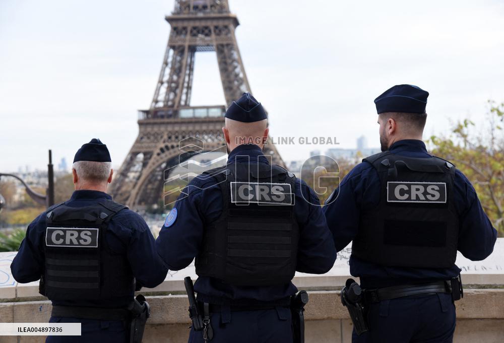 Security In Front Of The Eiffel Tower - Paris