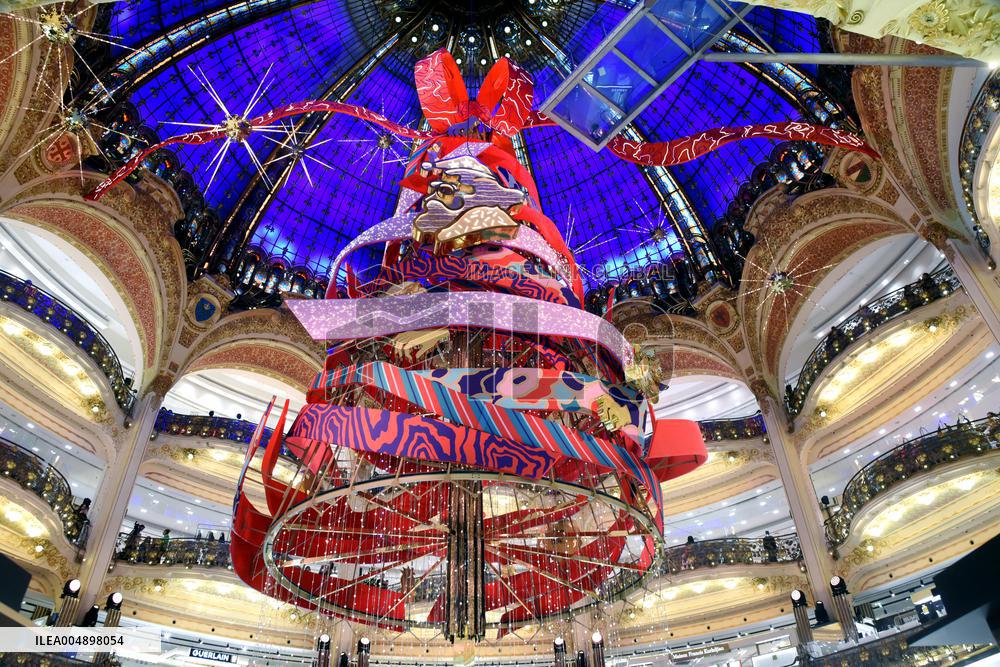 Clara Luciani During Christmas Opening At Galeries Lafayette - Paris