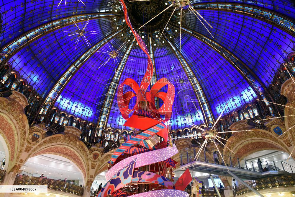 Clara Luciani During Christmas Opening At Galeries Lafayette - Paris