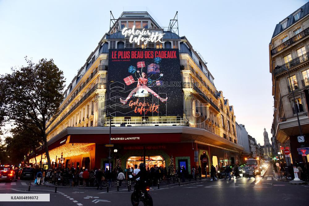 Clara Luciani During Christmas Opening At Galeries Lafayette - Paris