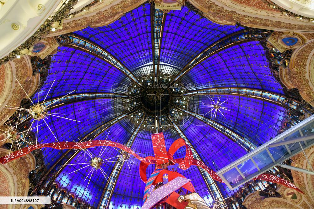 Clara Luciani During Christmas Opening At Galeries Lafayette - Paris