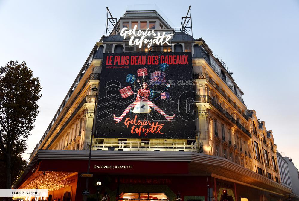 Clara Luciani During Christmas Opening At Galeries Lafayette - Paris