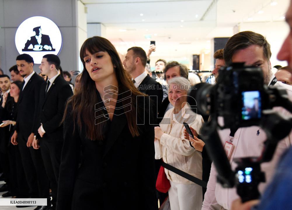 Clara Luciani During Christmas Opening At Galeries Lafayette - Paris
