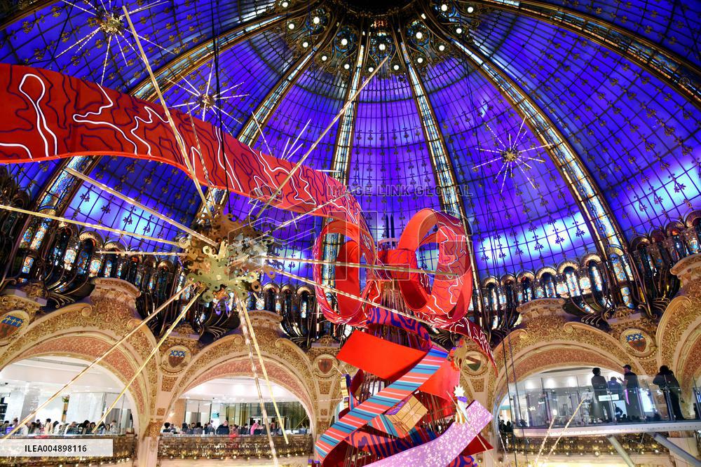 Clara Luciani During Christmas Opening At Galeries Lafayette - Paris